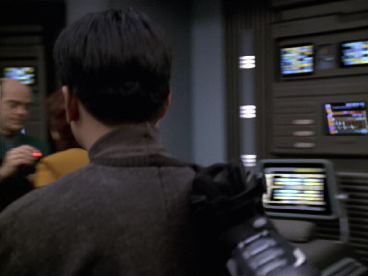 extant_StarTrek_VOY_6x18-AshesToAshes_01969.jpg