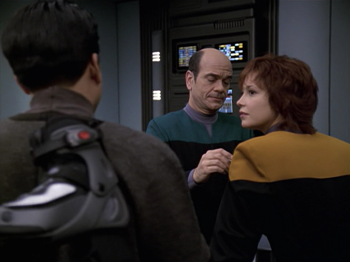 extant_StarTrek_VOY_6x18-AshesToAshes_01971.jpg