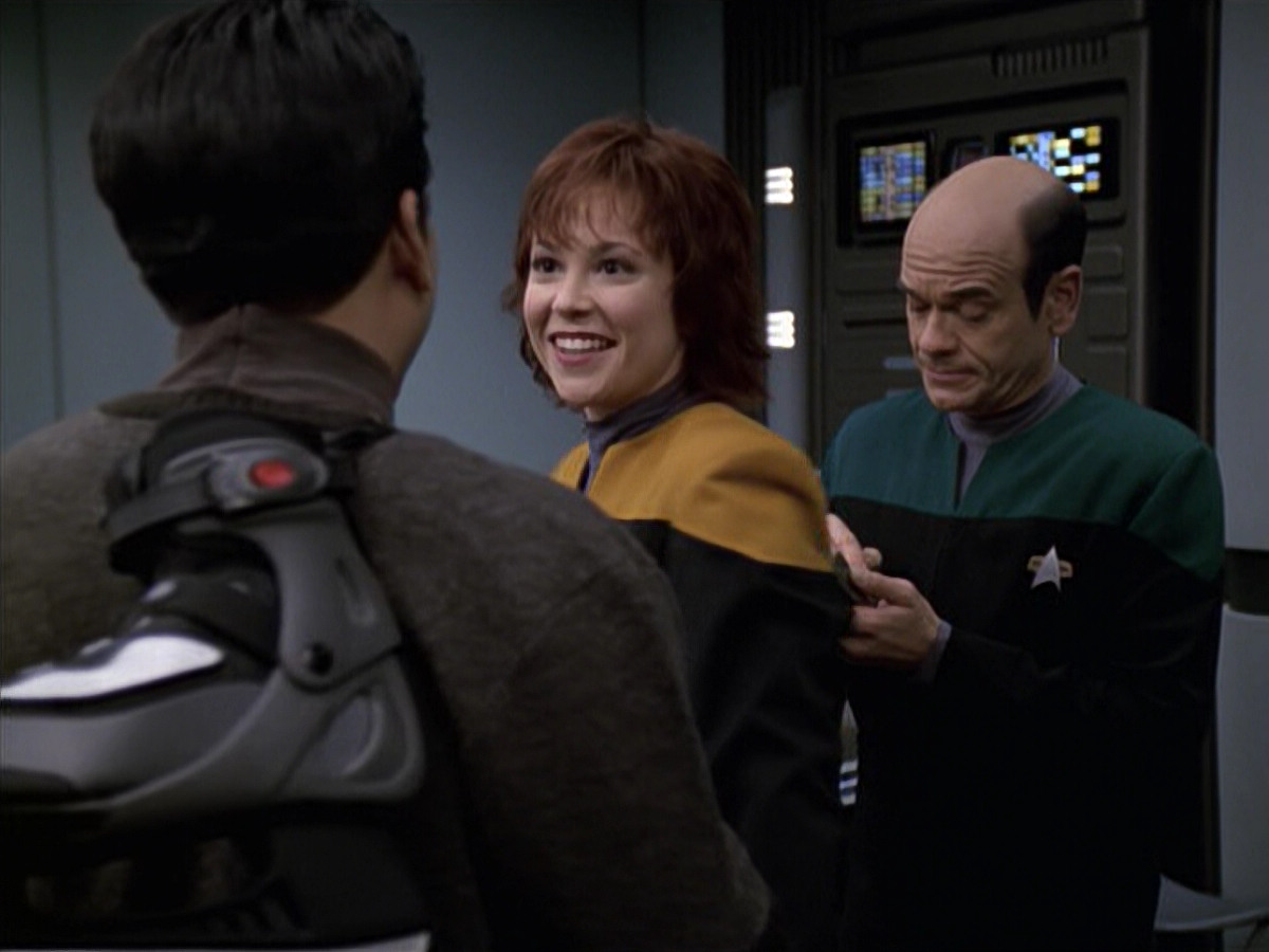 extant_StarTrek_VOY_6x18-AshesToAshes_01974.jpg