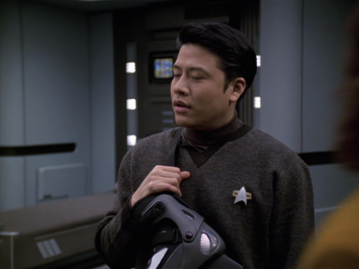 extant_StarTrek_VOY_6x18-AshesToAshes_02025.jpg