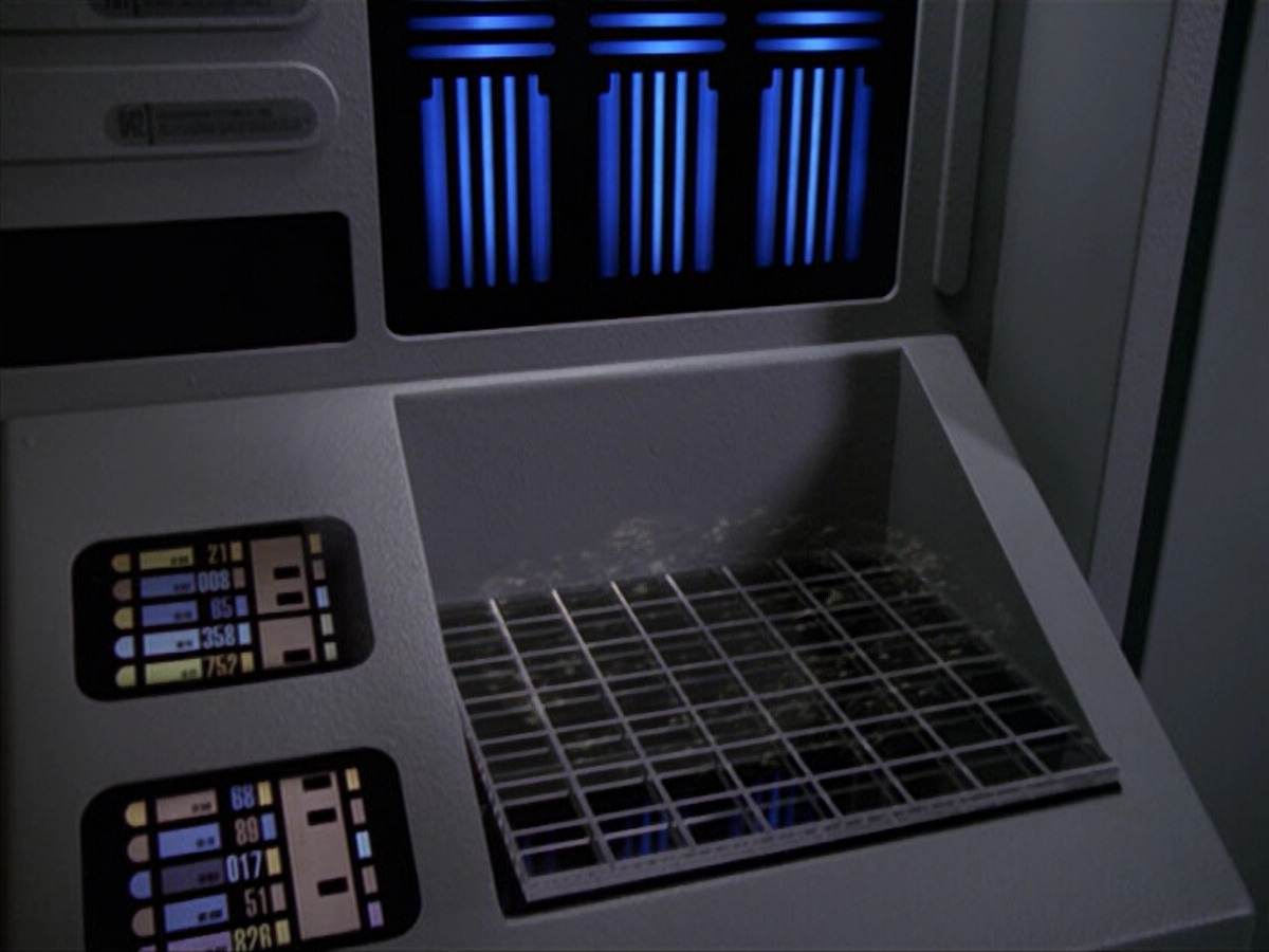 extant_StarTrek_VOY_6x18-AshesToAshes_02029.jpg