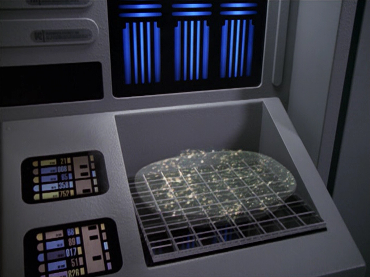 extant_StarTrek_VOY_6x18-AshesToAshes_02030.jpg