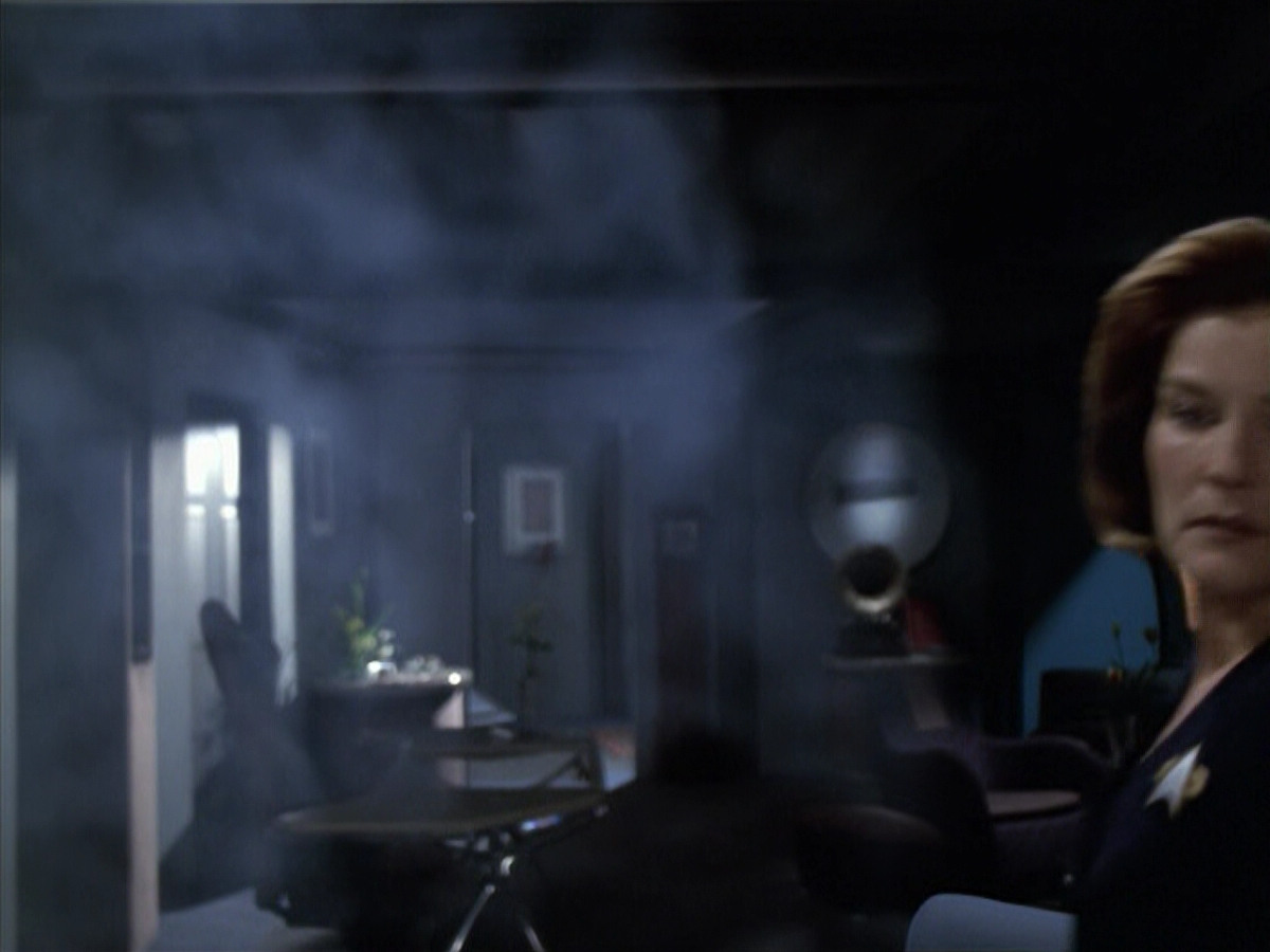 extant_StarTrek_VOY_6x18-AshesToAshes_02035.jpg