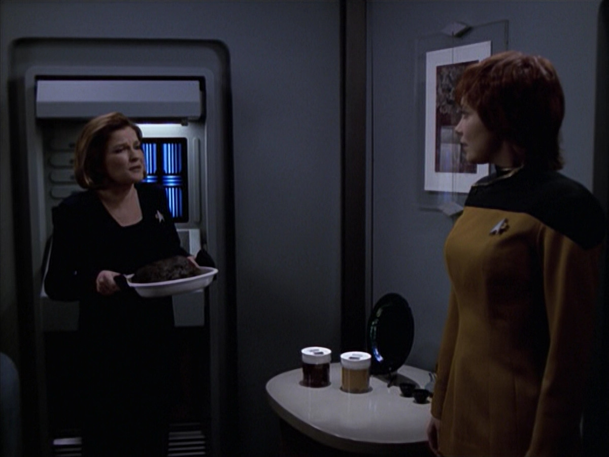 extant_StarTrek_VOY_6x18-AshesToAshes_02047.jpg