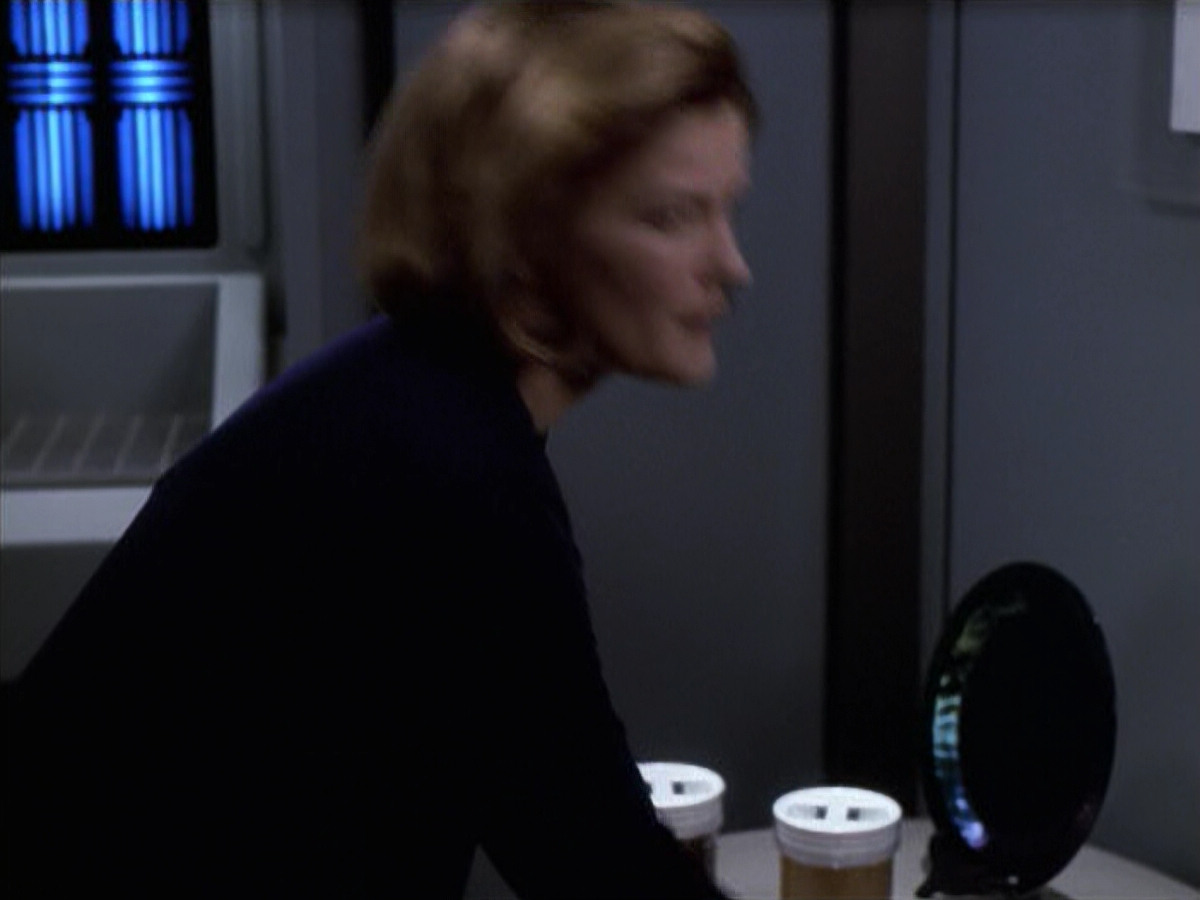 extant_StarTrek_VOY_6x18-AshesToAshes_02062.jpg