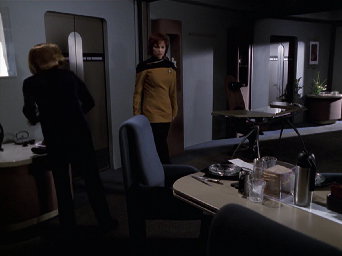 extant_StarTrek_VOY_6x18-AshesToAshes_02067.jpg