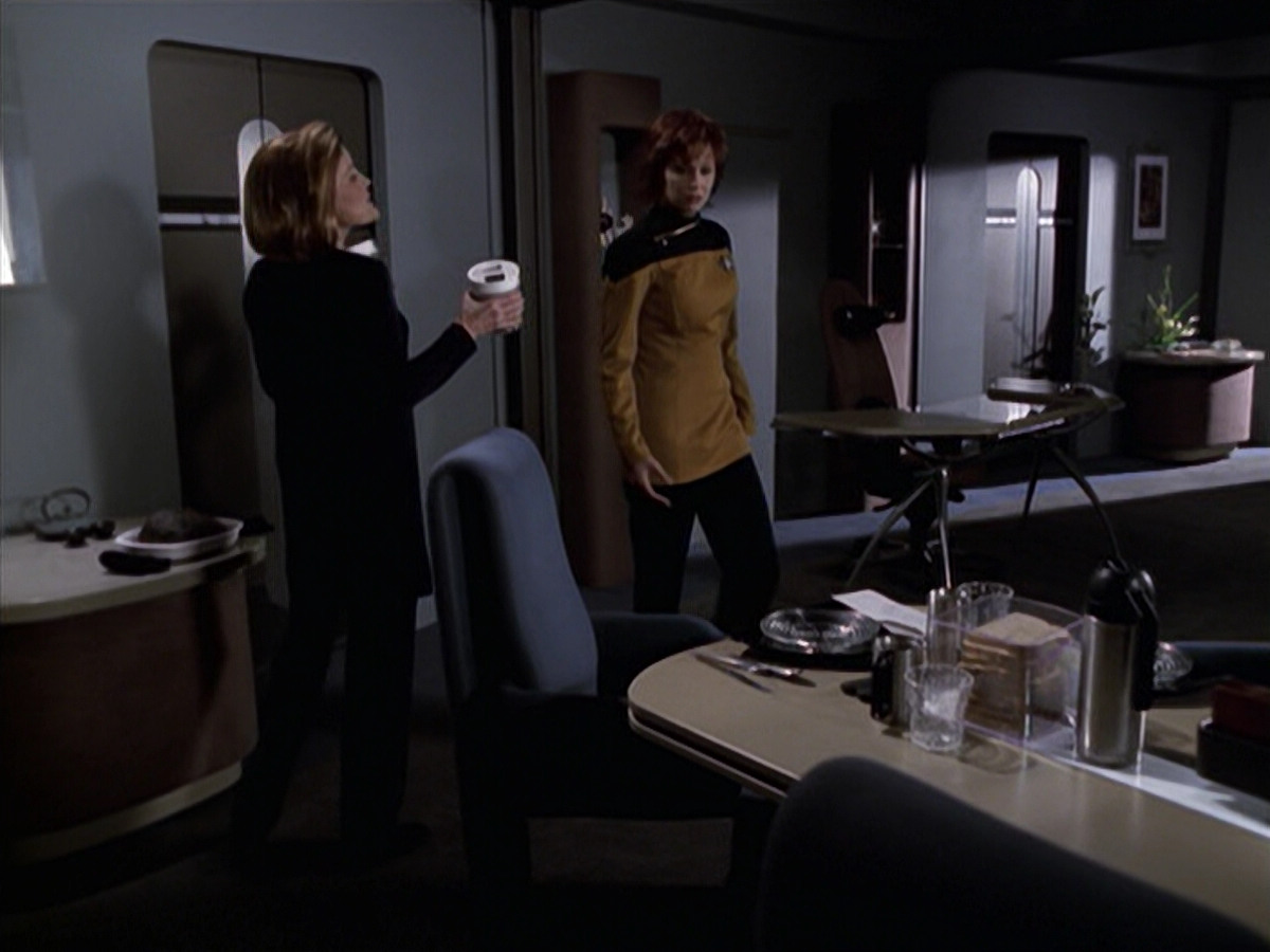 extant_StarTrek_VOY_6x18-AshesToAshes_02068.jpg
