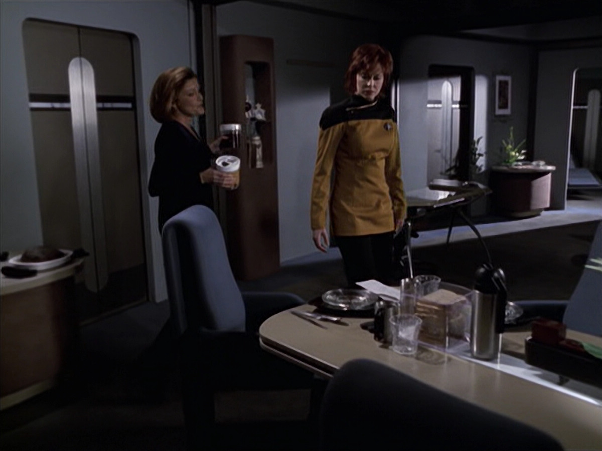 extant_StarTrek_VOY_6x18-AshesToAshes_02069.jpg
