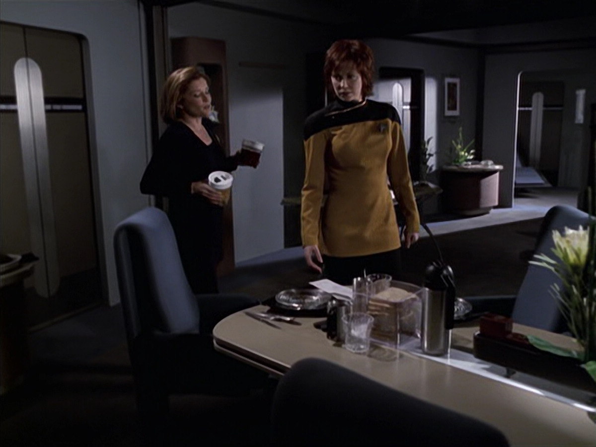 extant_StarTrek_VOY_6x18-AshesToAshes_02070.jpg
