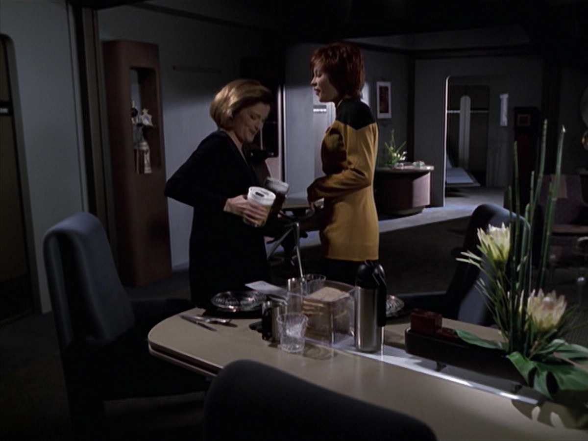 extant_StarTrek_VOY_6x18-AshesToAshes_02073.jpg