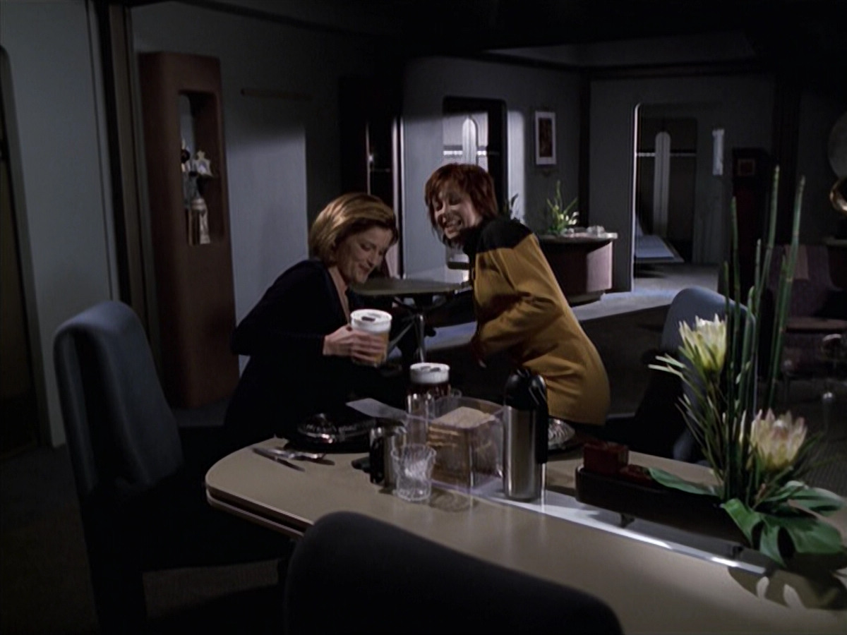 extant_StarTrek_VOY_6x18-AshesToAshes_02074.jpg