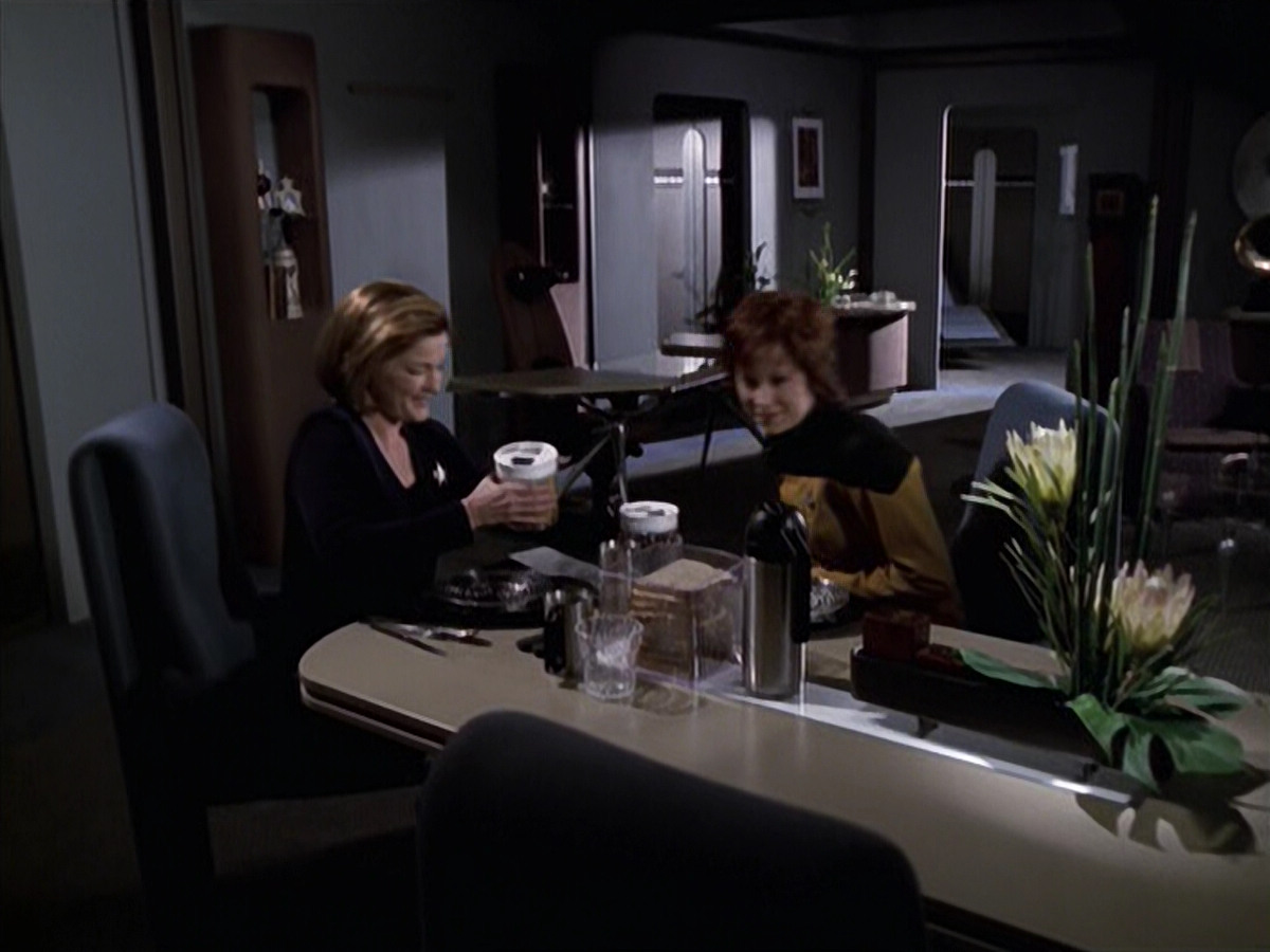 extant_StarTrek_VOY_6x18-AshesToAshes_02075.jpg