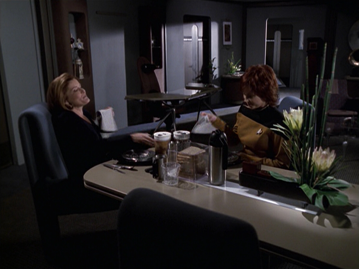 extant_StarTrek_VOY_6x18-AshesToAshes_02077.jpg