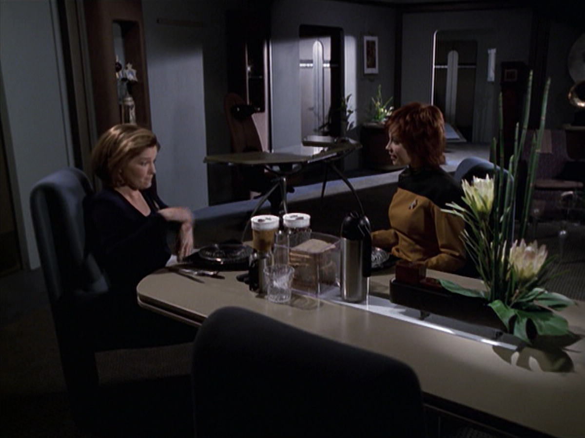 extant_StarTrek_VOY_6x18-AshesToAshes_02082.jpg