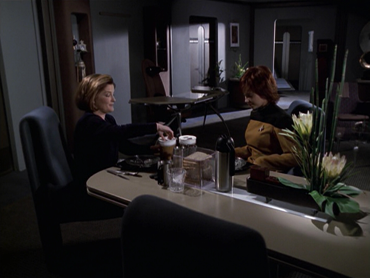 extant_StarTrek_VOY_6x18-AshesToAshes_02083.jpg