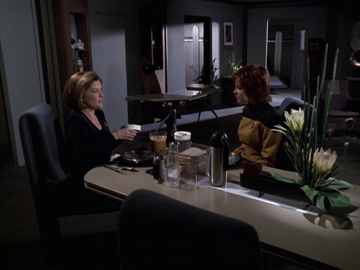 extant_StarTrek_VOY_6x18-AshesToAshes_02086.jpg