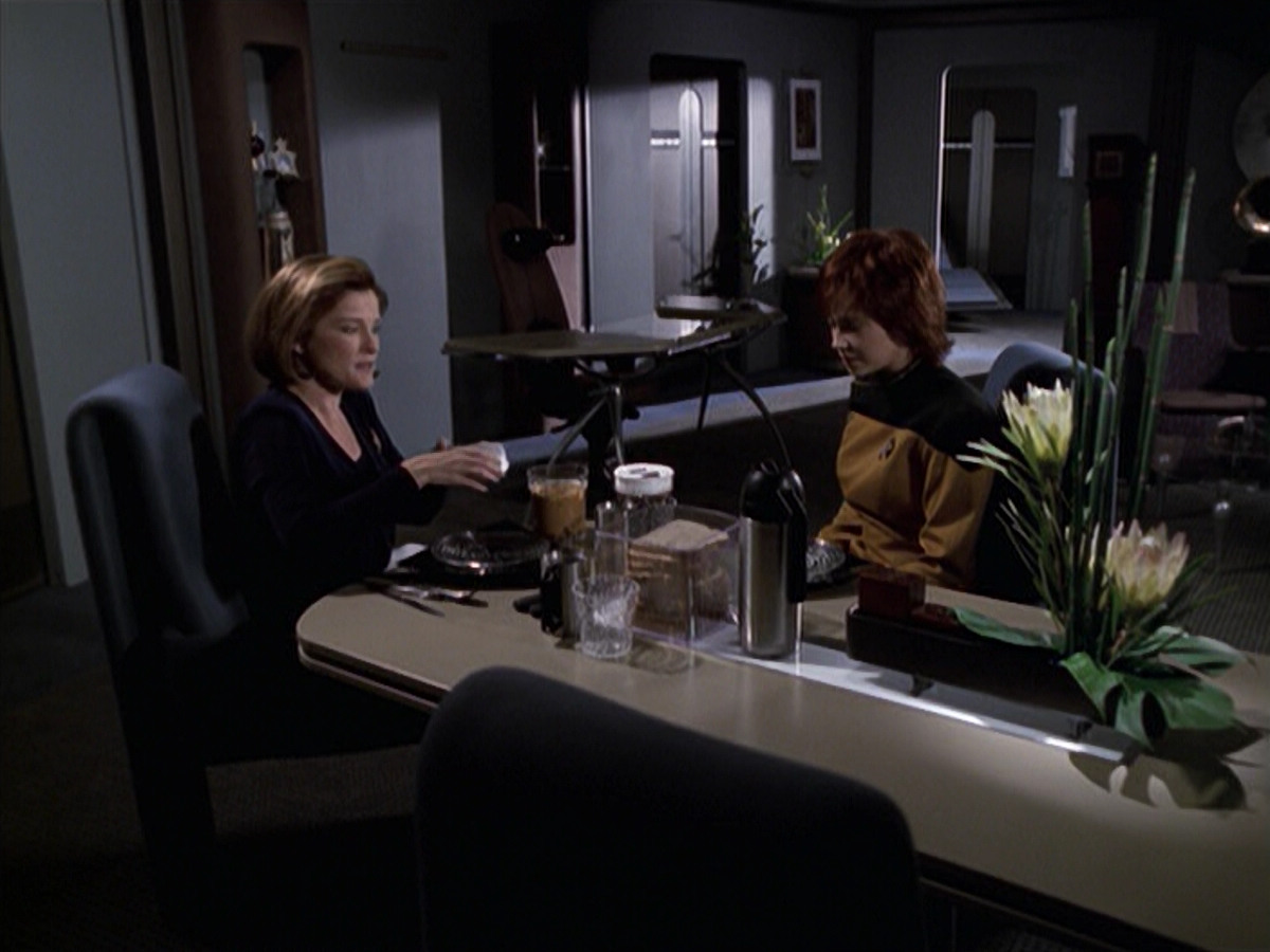 extant_StarTrek_VOY_6x18-AshesToAshes_02087.jpg