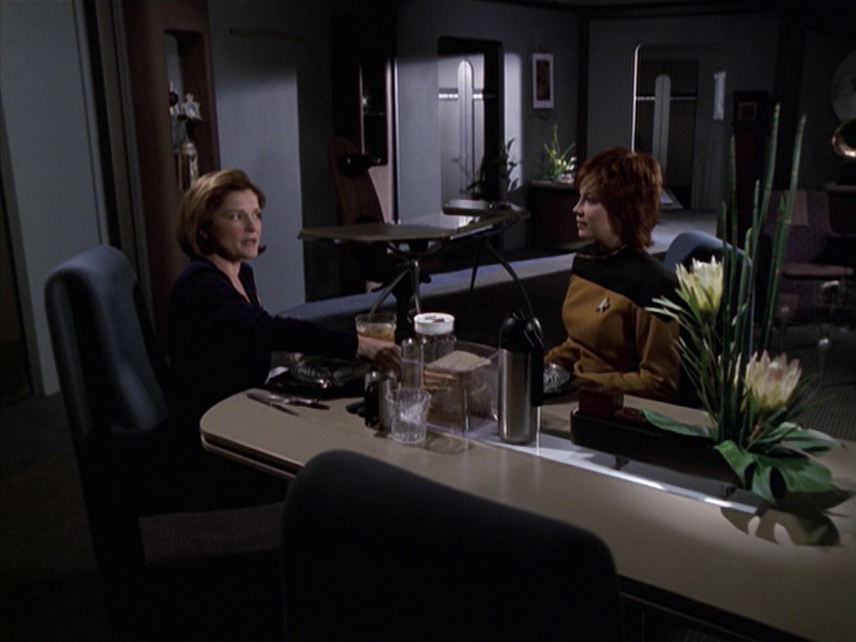 extant_StarTrek_VOY_6x18-AshesToAshes_02089.jpg