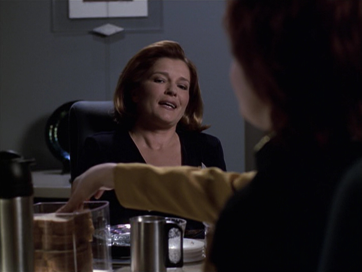 extant_StarTrek_VOY_6x18-AshesToAshes_02096.jpg