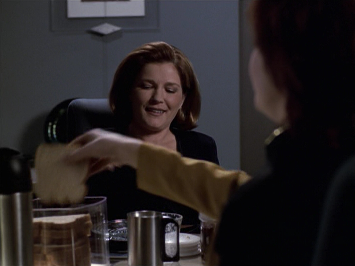 extant_StarTrek_VOY_6x18-AshesToAshes_02097.jpg