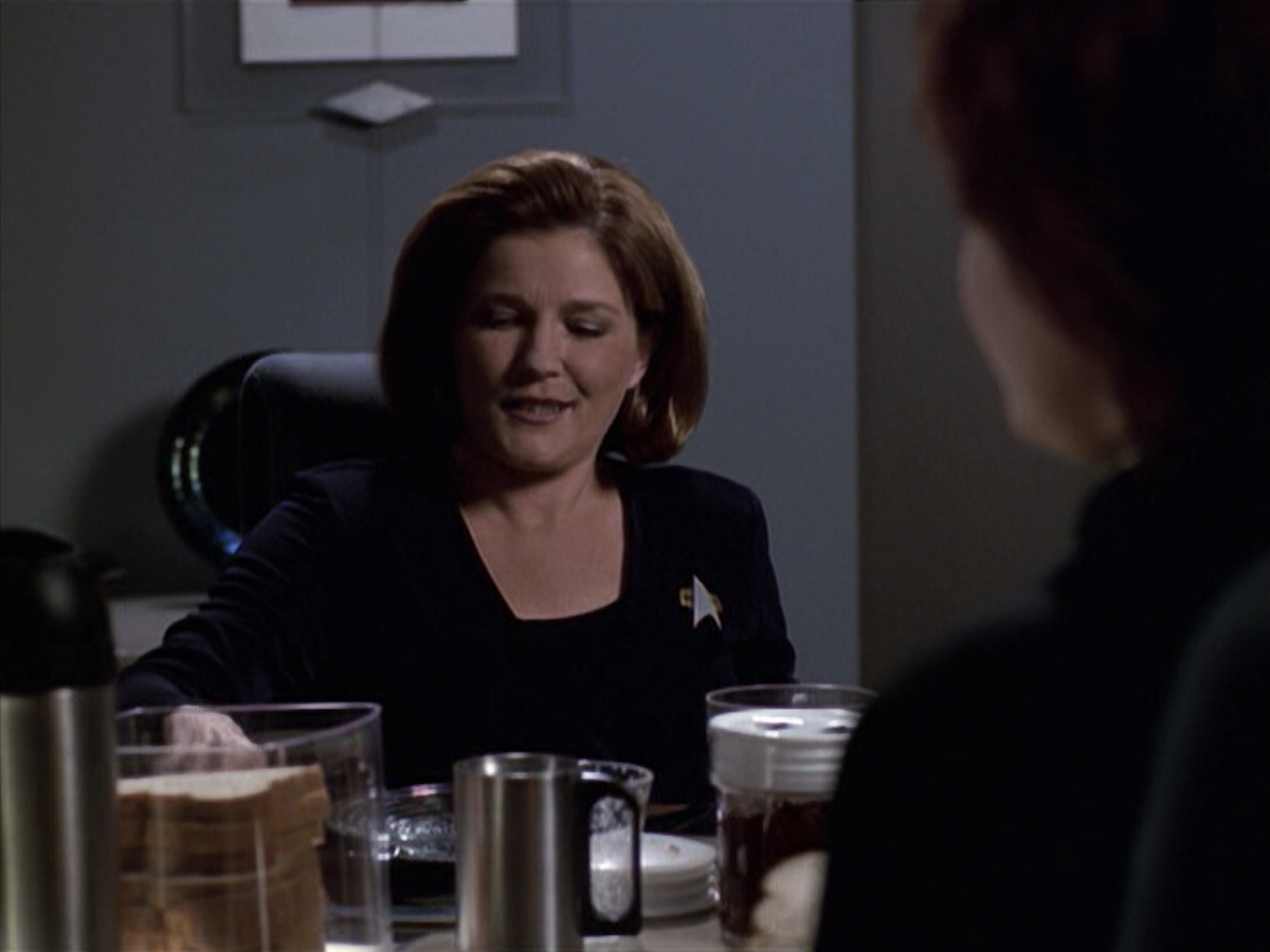 extant_StarTrek_VOY_6x18-AshesToAshes_02098.jpg