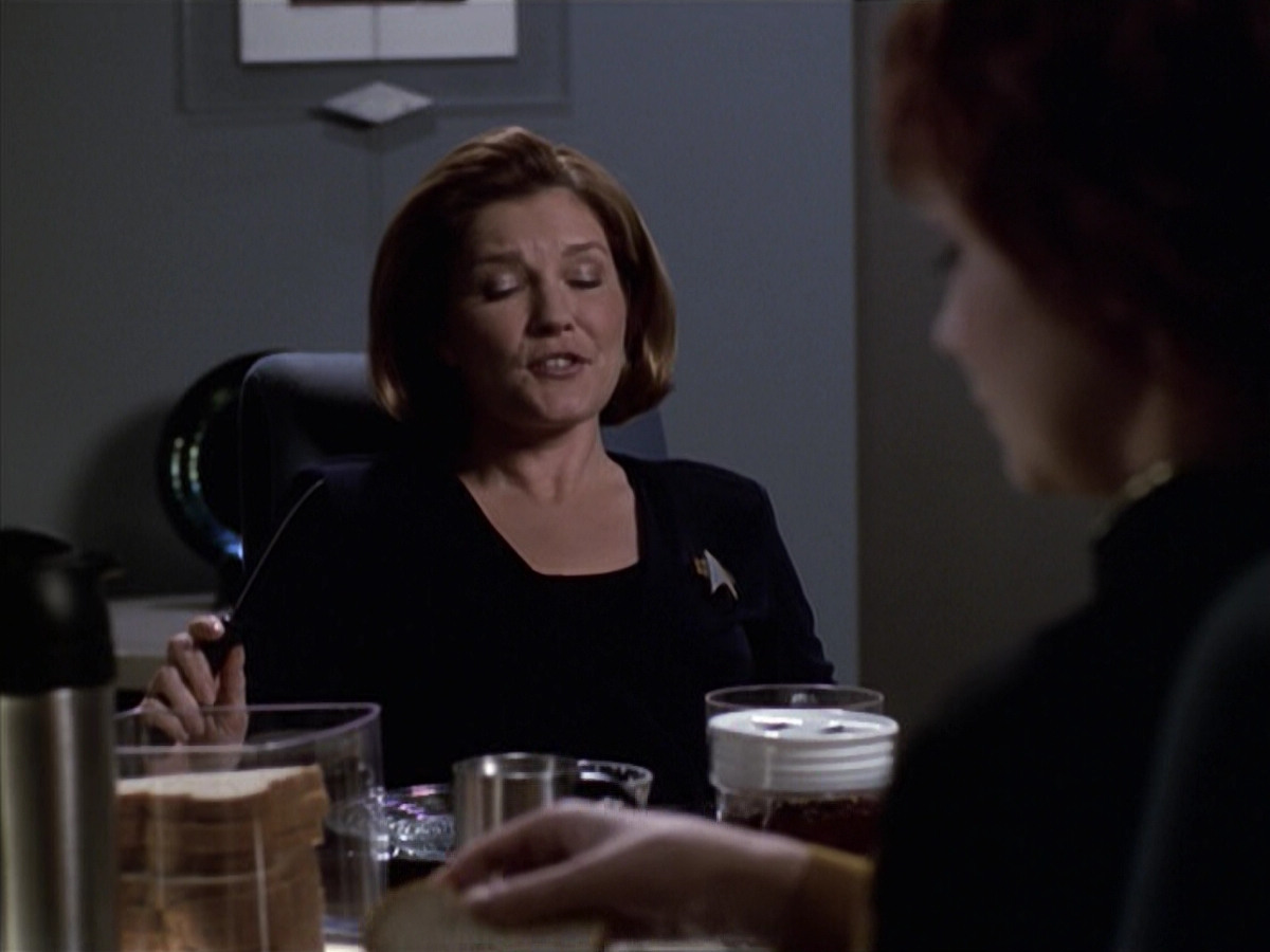 extant_StarTrek_VOY_6x18-AshesToAshes_02100.jpg