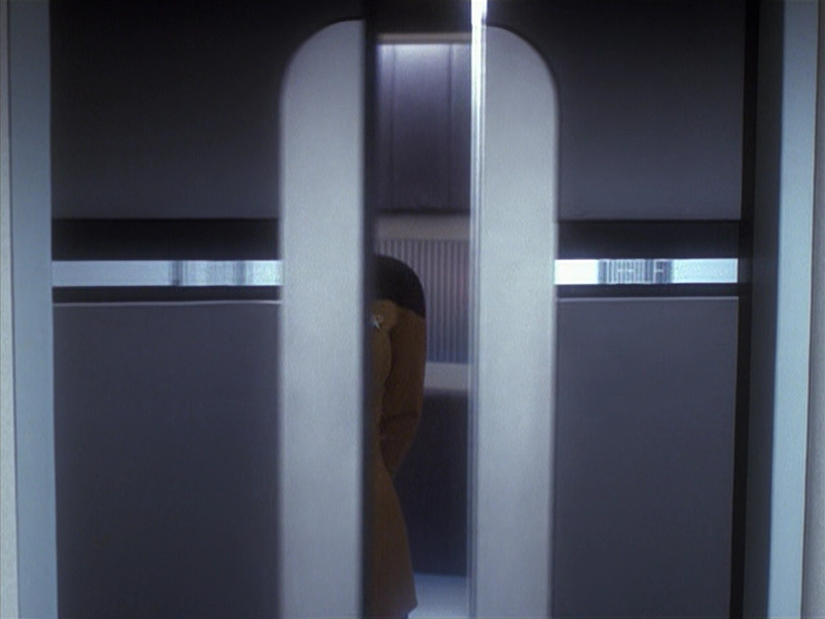 extant_StarTrek_VOY_6x18-AshesToAshes_02233.jpg