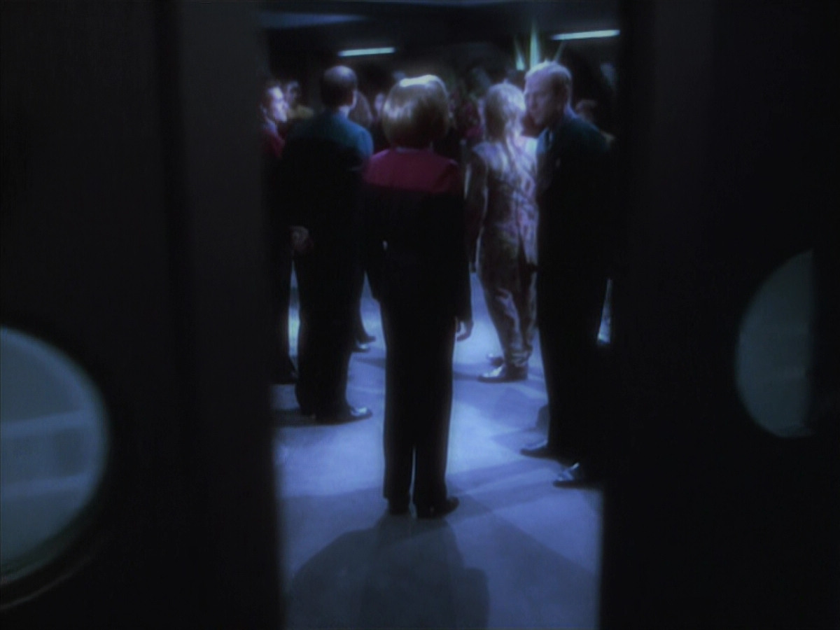 extant_StarTrek_VOY_6x18-AshesToAshes_02243.jpg