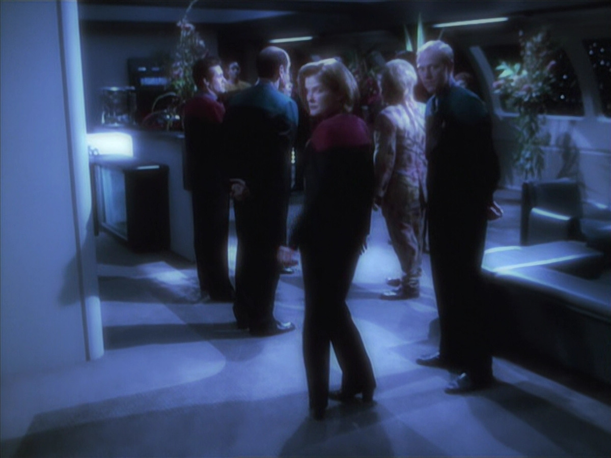 extant_StarTrek_VOY_6x18-AshesToAshes_02244.jpg
