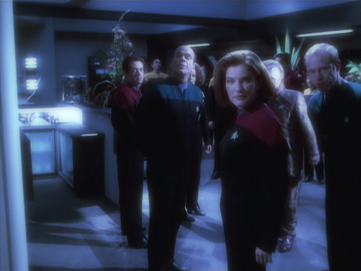 extant_StarTrek_VOY_6x18-AshesToAshes_02246.jpg