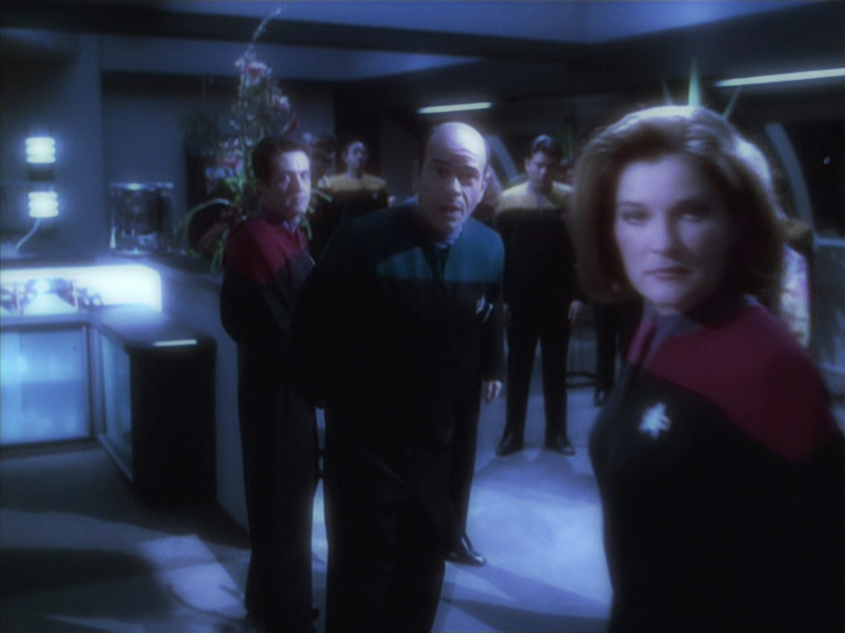 extant_StarTrek_VOY_6x18-AshesToAshes_02247.jpg