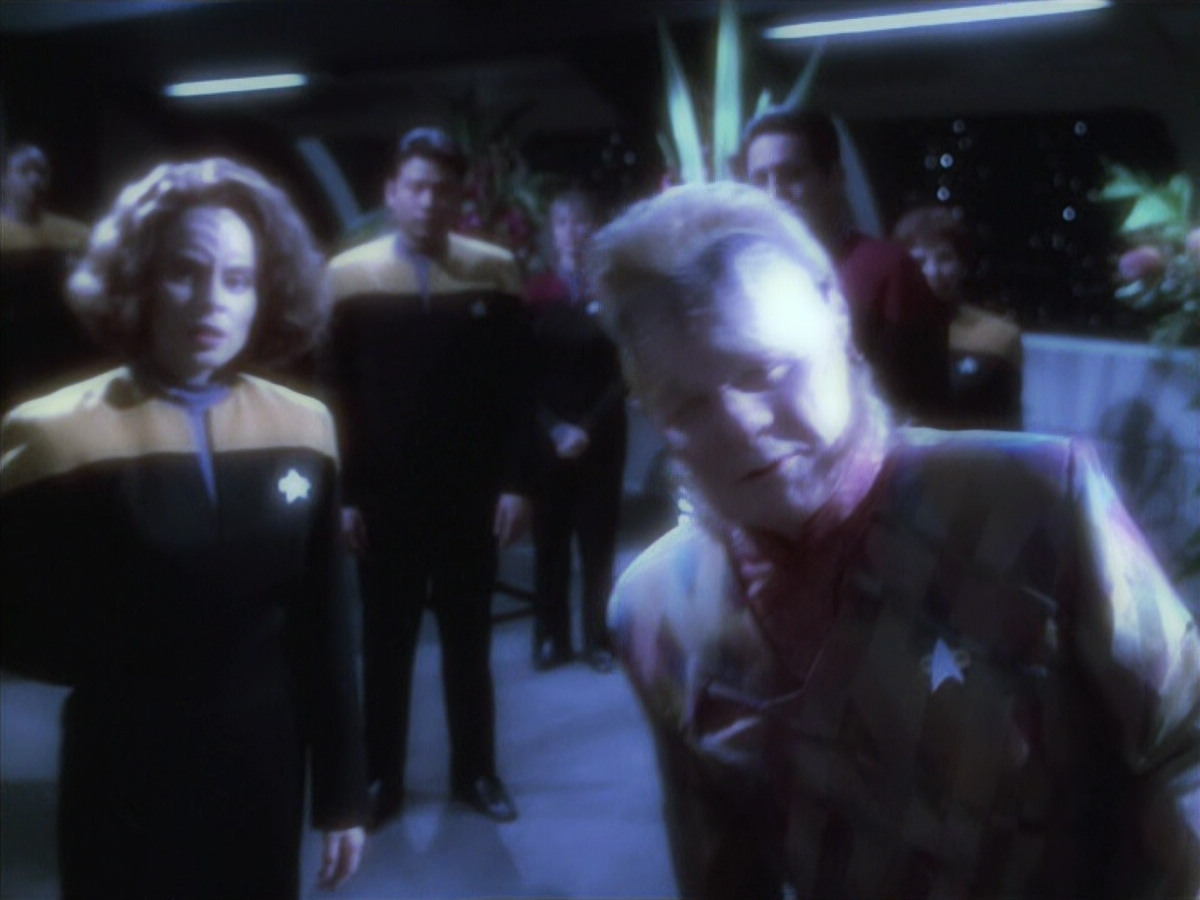 extant_StarTrek_VOY_6x18-AshesToAshes_02251.jpg