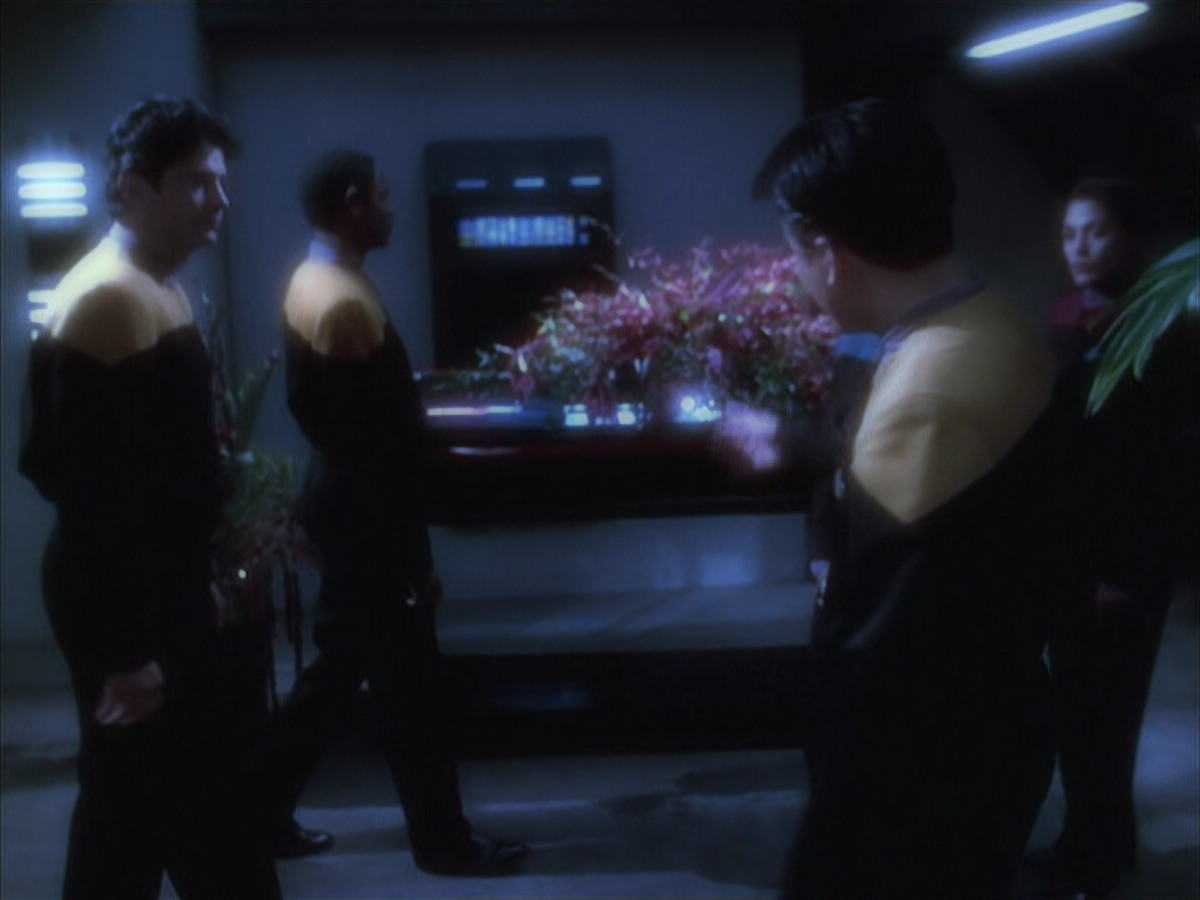 extant_StarTrek_VOY_6x18-AshesToAshes_02267.jpg