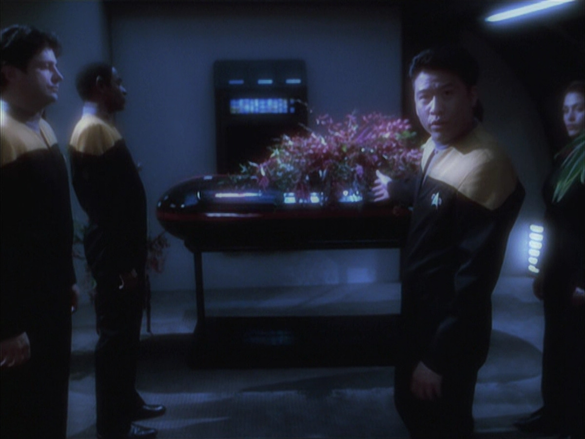 extant_StarTrek_VOY_6x18-AshesToAshes_02269.jpg