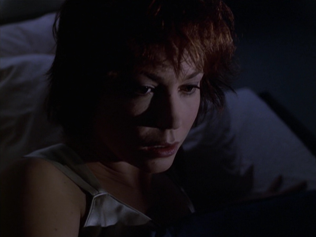 extant_StarTrek_VOY_6x18-AshesToAshes_02307.jpg