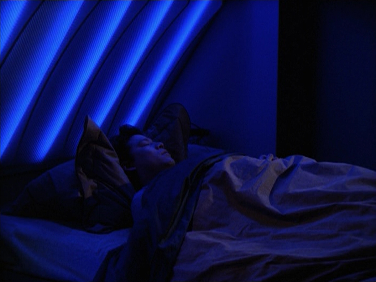 extant_StarTrek_VOY_6x18-AshesToAshes_02312.jpg