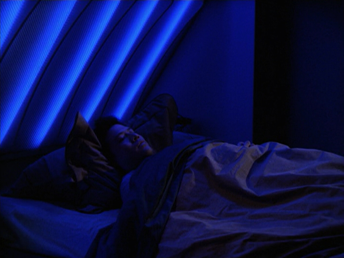 extant_StarTrek_VOY_6x18-AshesToAshes_02314.jpg
