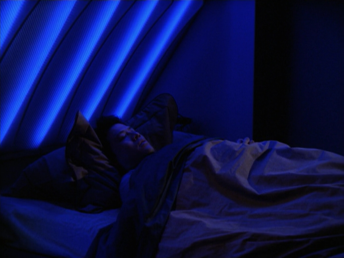 extant_StarTrek_VOY_6x18-AshesToAshes_02316.jpg