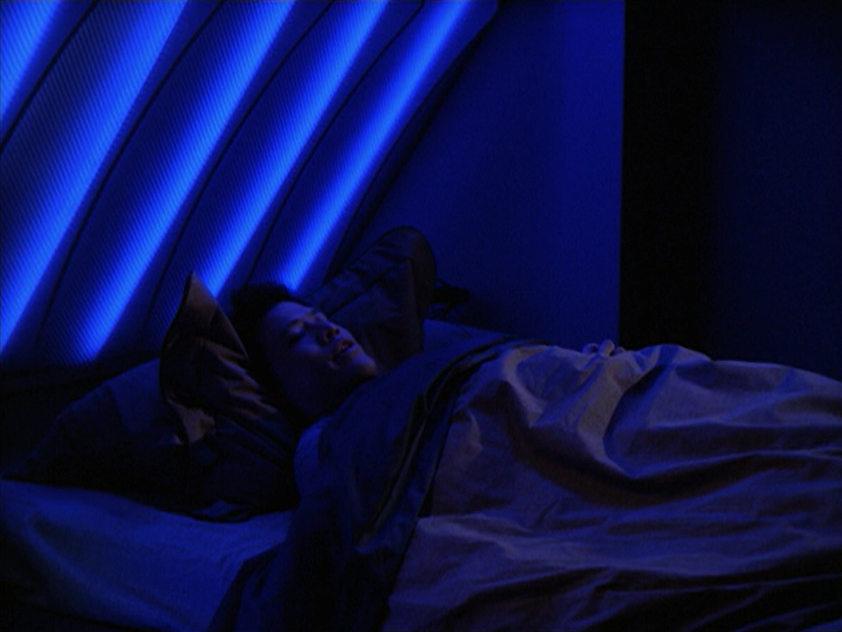 extant_StarTrek_VOY_6x18-AshesToAshes_02317.jpg
