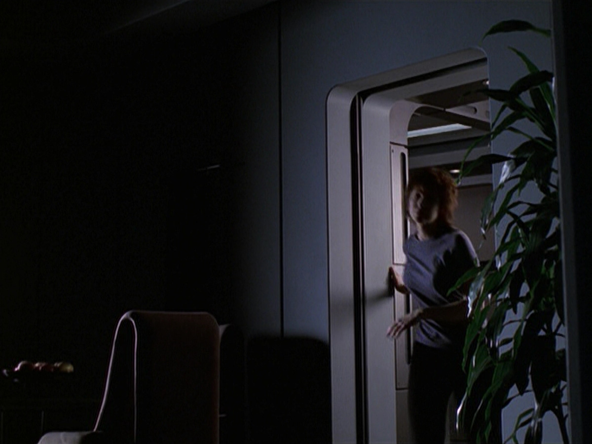 extant_StarTrek_VOY_6x18-AshesToAshes_02320.jpg