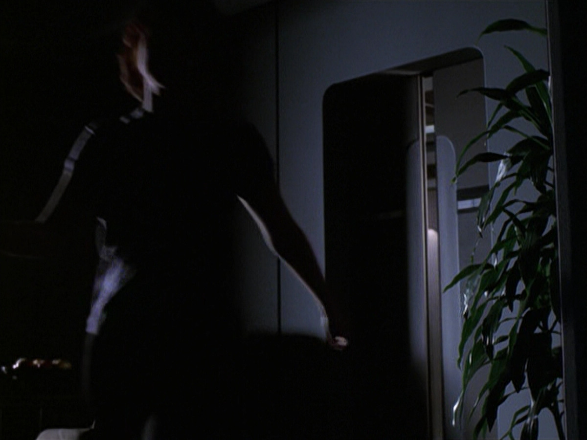 extant_StarTrek_VOY_6x18-AshesToAshes_02322.jpg
