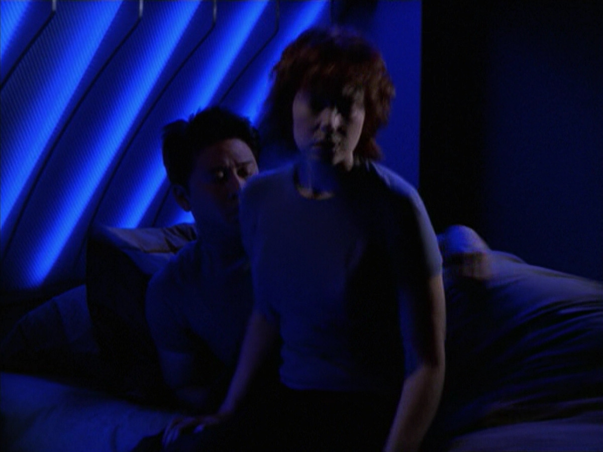 extant_StarTrek_VOY_6x18-AshesToAshes_02324.jpg
