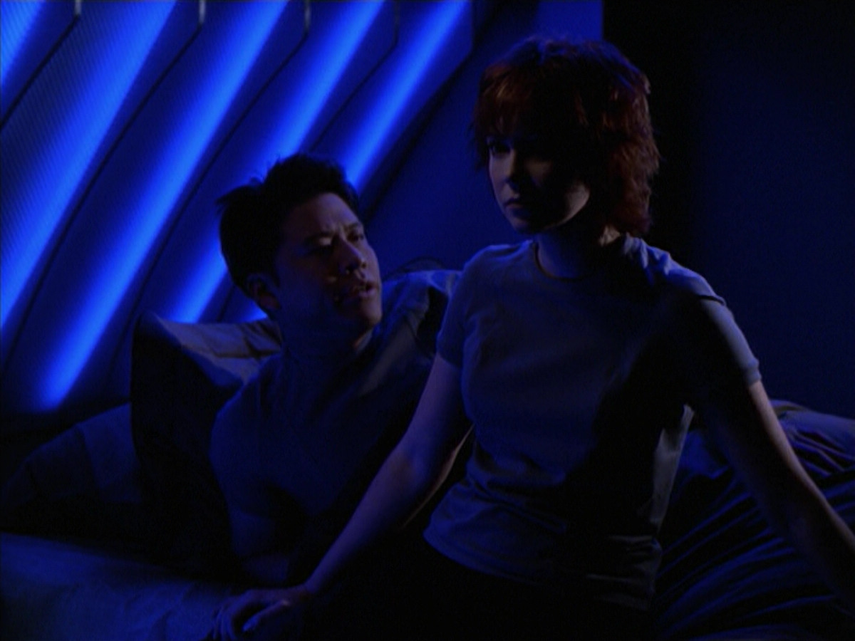 extant_StarTrek_VOY_6x18-AshesToAshes_02335.jpg