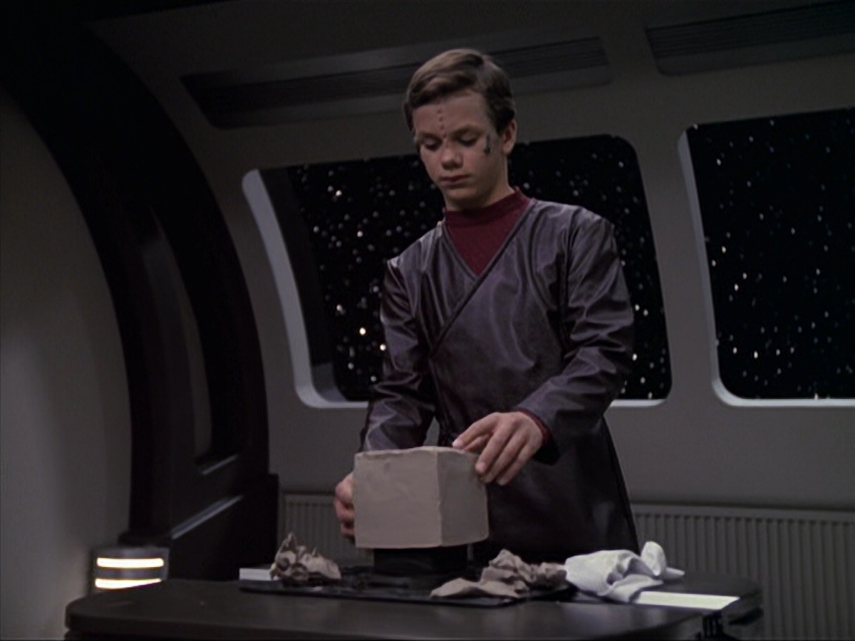 extant_StarTrek_VOY_6x18-AshesToAshes_02498.jpg