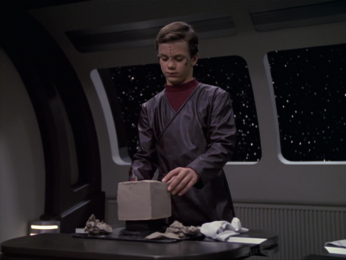 extant_StarTrek_VOY_6x18-AshesToAshes_02499.jpg
