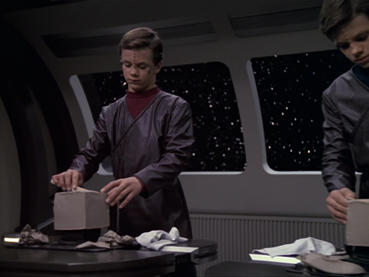 extant_StarTrek_VOY_6x18-AshesToAshes_02501.jpg
