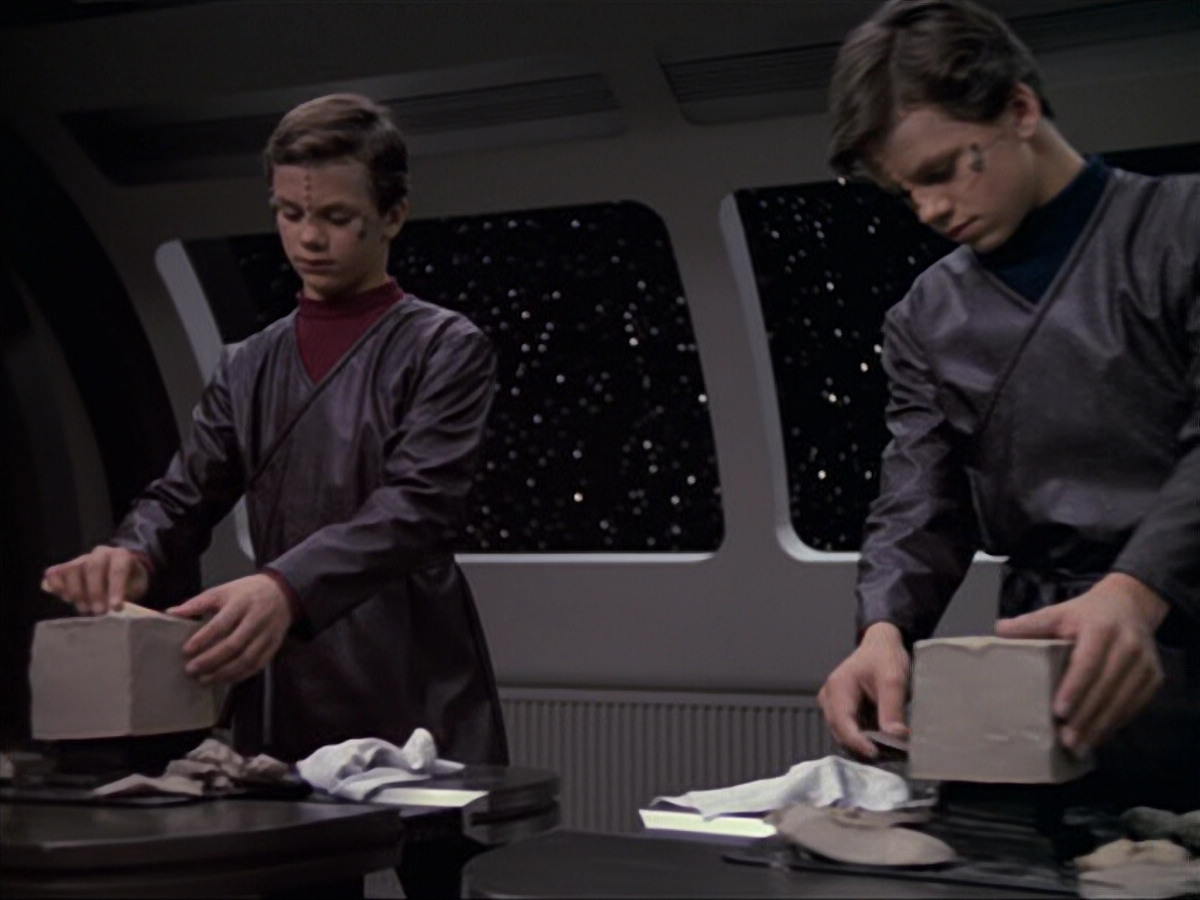 extant_StarTrek_VOY_6x18-AshesToAshes_02502.jpg