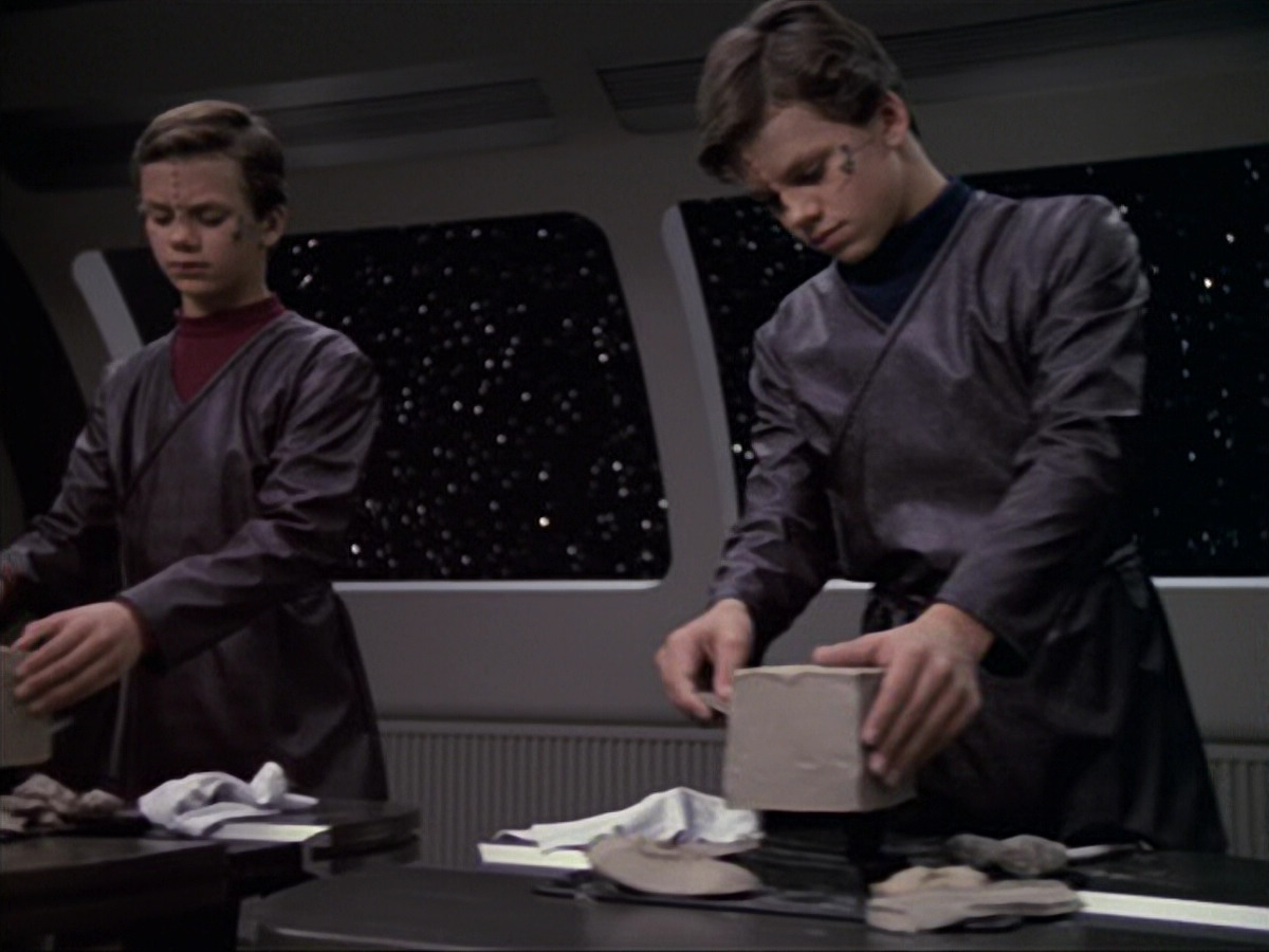 extant_StarTrek_VOY_6x18-AshesToAshes_02503.jpg