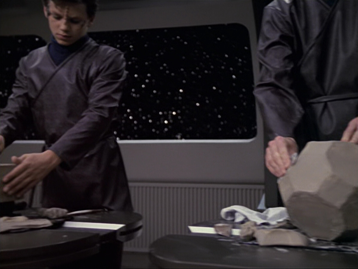 extant_StarTrek_VOY_6x18-AshesToAshes_02506.jpg