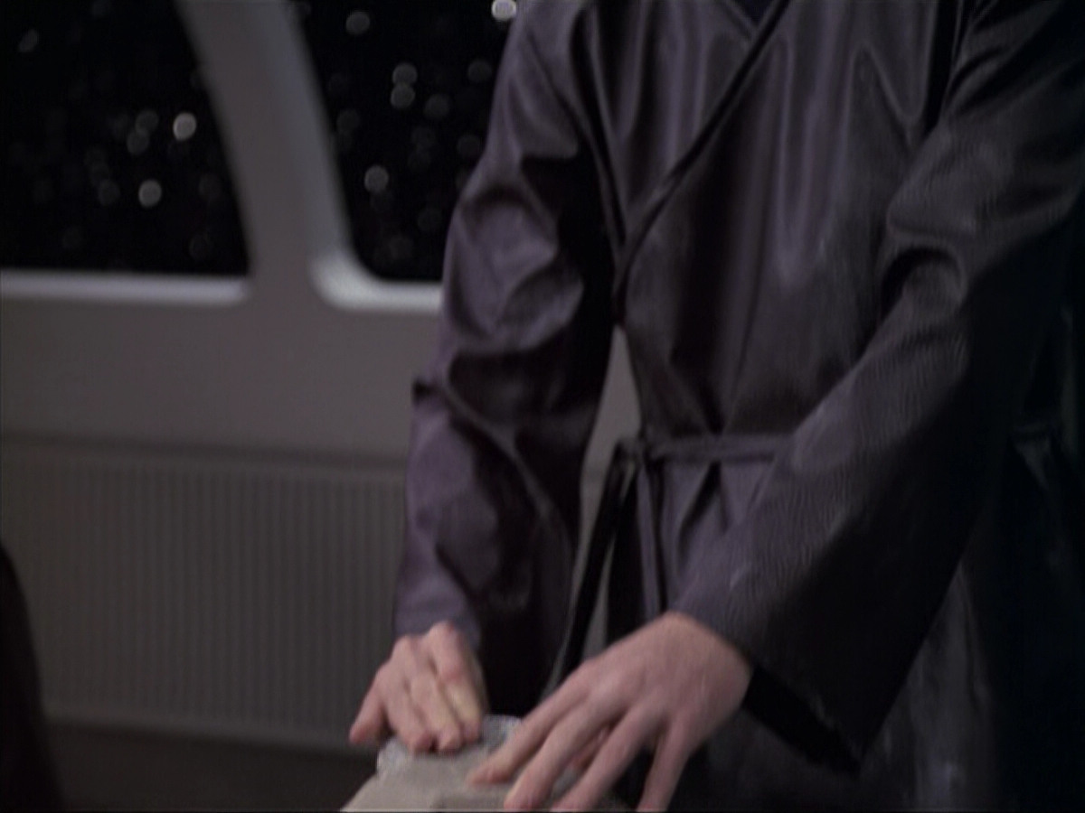 extant_StarTrek_VOY_6x18-AshesToAshes_02512.jpg